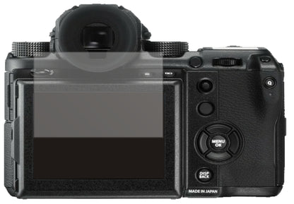 FujifilmGFX 50S II mit aufgebrachter dipos Displayschutzfolie, die lästige Fingerabdrücke minimiert