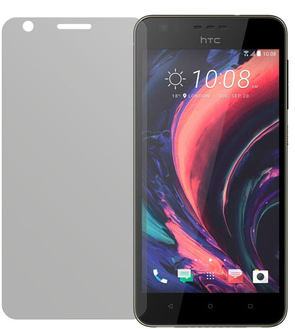 HTCDesire 10 Lifestyle mit aufgebrachter dipos Displayschutzfolie, die lästige Fingerabdrücke minimiert