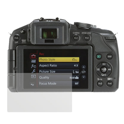 Lumix G6Panasonic mit aufgebrachter dipos Displayschutzfolie, die lästige Fingerabdrücke minimiert