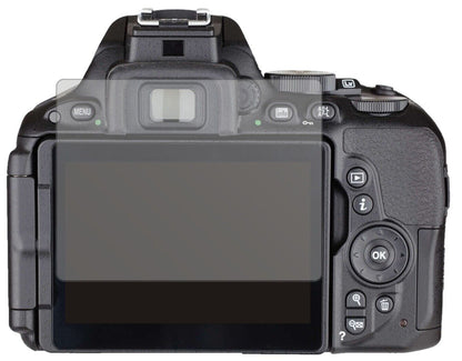Nikon5500 mit aufgebrachter dipos Displayschutzfolie, die lästige Fingerabdrücke minimiert