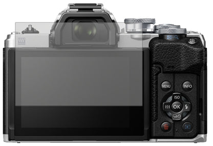OlympusOM-D E-M10 Mark IV mit aufgebrachter dipos Displayschutzfolie, die lästige Fingerabdrücke minimiert