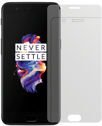 OnePlus5 mit aufgebrachter dipos Displayschutzfolie, die lästige Fingerabdrücke minimiert
