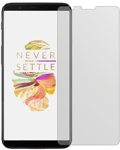 OnePlus5T mit aufgebrachter dipos Displayschutzfolie, die lästige Fingerabdrücke minimiert