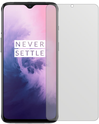 OnePlus7 mit aufgebrachter dipos Displayschutzfolie, die lästige Fingerabdrücke minimiert