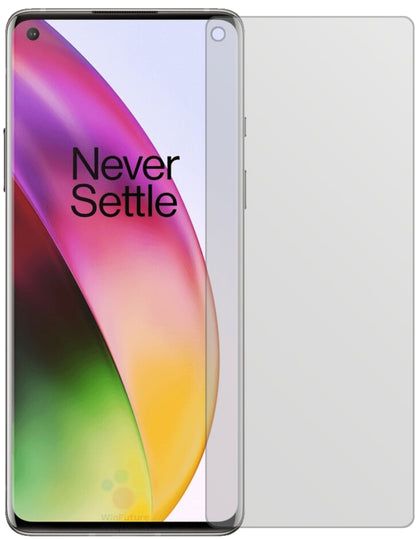 OnePlus8 Pro mit aufgebrachter dipos Displayschutzfolie, die lästige Fingerabdrücke minimiert