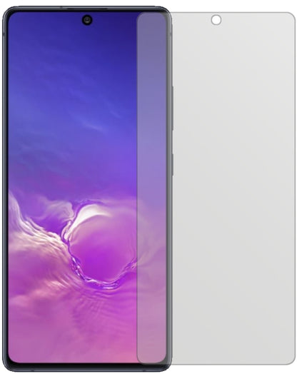 SamsungGalaxy S10 Lite mit aufgebrachter dipos Displayschutzfolie, die lästige Fingerabdrücke minimiert