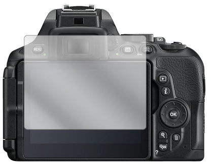 NikonD 5600 mit aufgebrachter dipos Displayschutzfolie, glasklare Darstellung ohne Einschränkungen