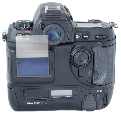 NikonD1 mit aufgebrachter dipos Displayschutzfolie, glasklare Darstellung ohne Einschränkungen