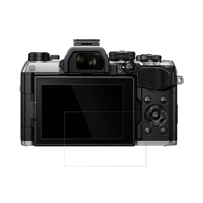 OlympusOM System OM-5 Mark II mit aufgebrachter dipos Displayschutzfolie, glasklare Darstellung ohne Einschränkungen