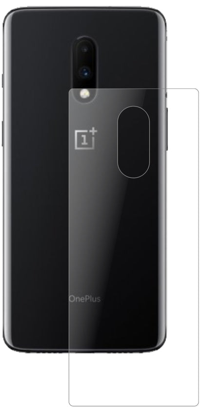 OnePlus7 Rückseite mit aufgebrachter dipos Panzerfolie, die lästige Fingerabdrücke minimiert