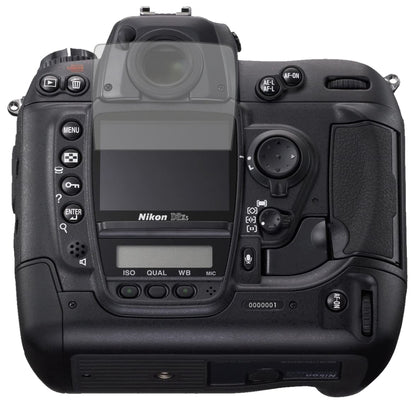 NikonD2X mit aufgebrachter dipos Displayschutzfolie, die lästige Fingerabdrücke minimiert