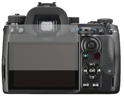 PentaxK-3 III mit aufgebrachter dipos Displayschutzfolie, die lästige Fingerabdrücke minimiert